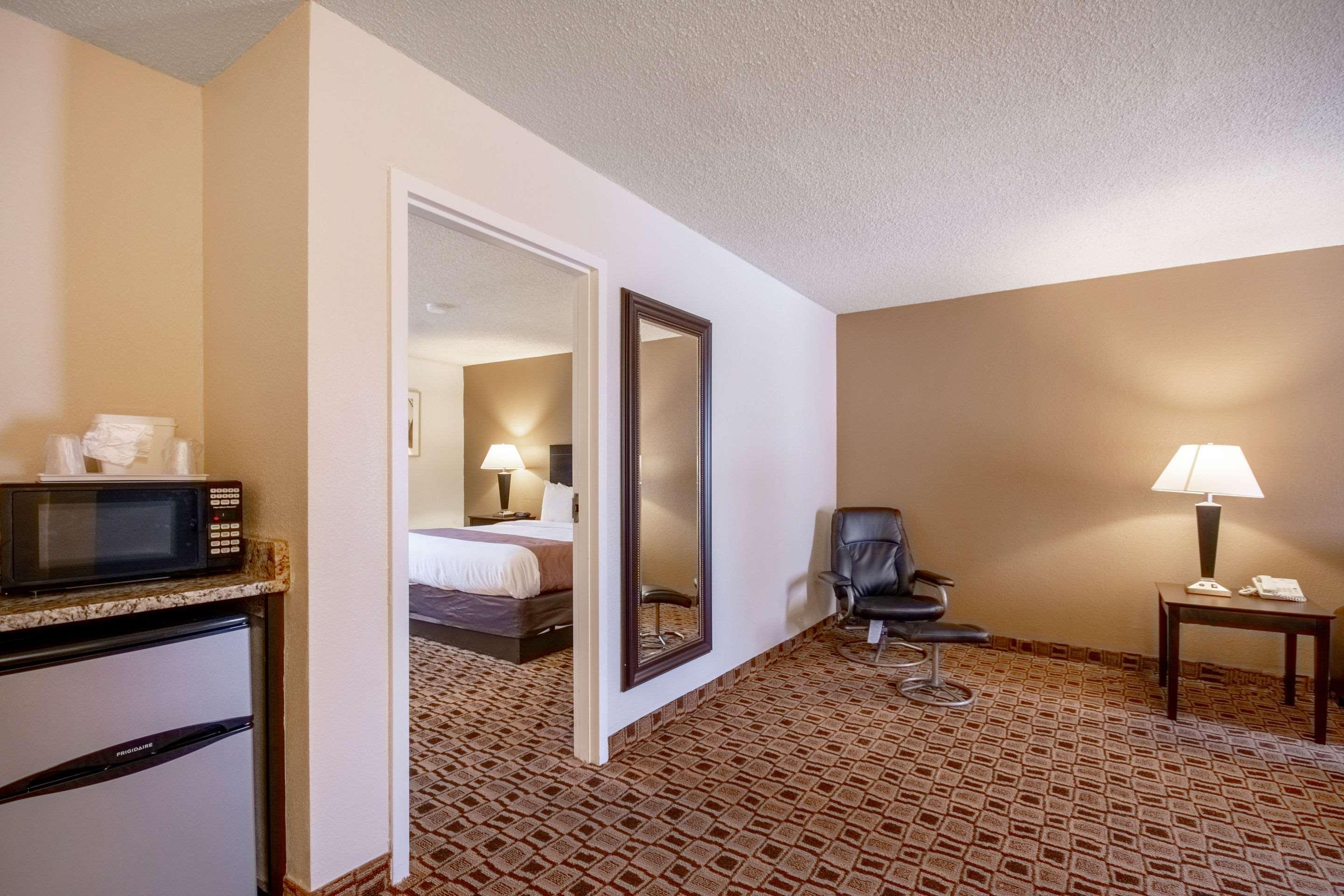 Coratel Plus Suites Wichita West Airport Eksteriør billede
