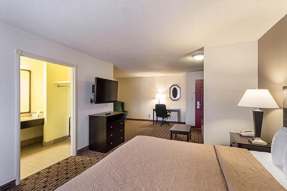 Coratel Plus Suites Wichita West Airport Eksteriør billede