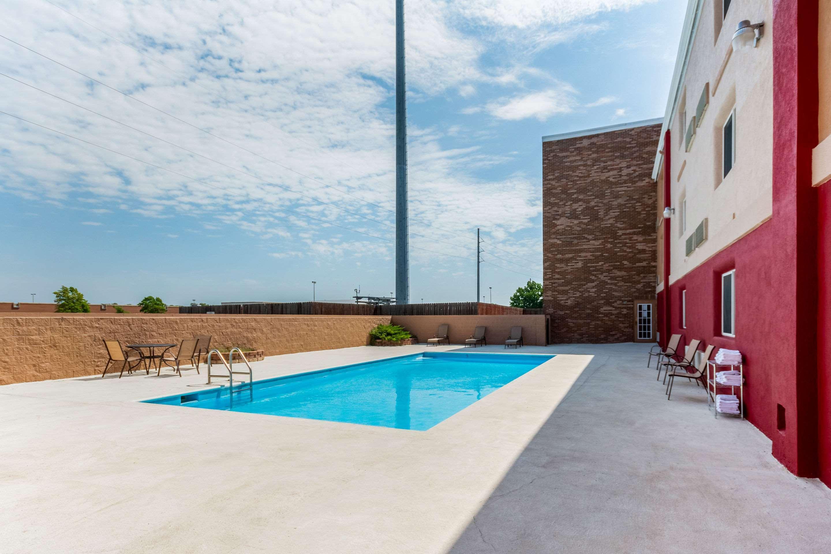 Coratel Plus Suites Wichita West Airport Eksteriør billede