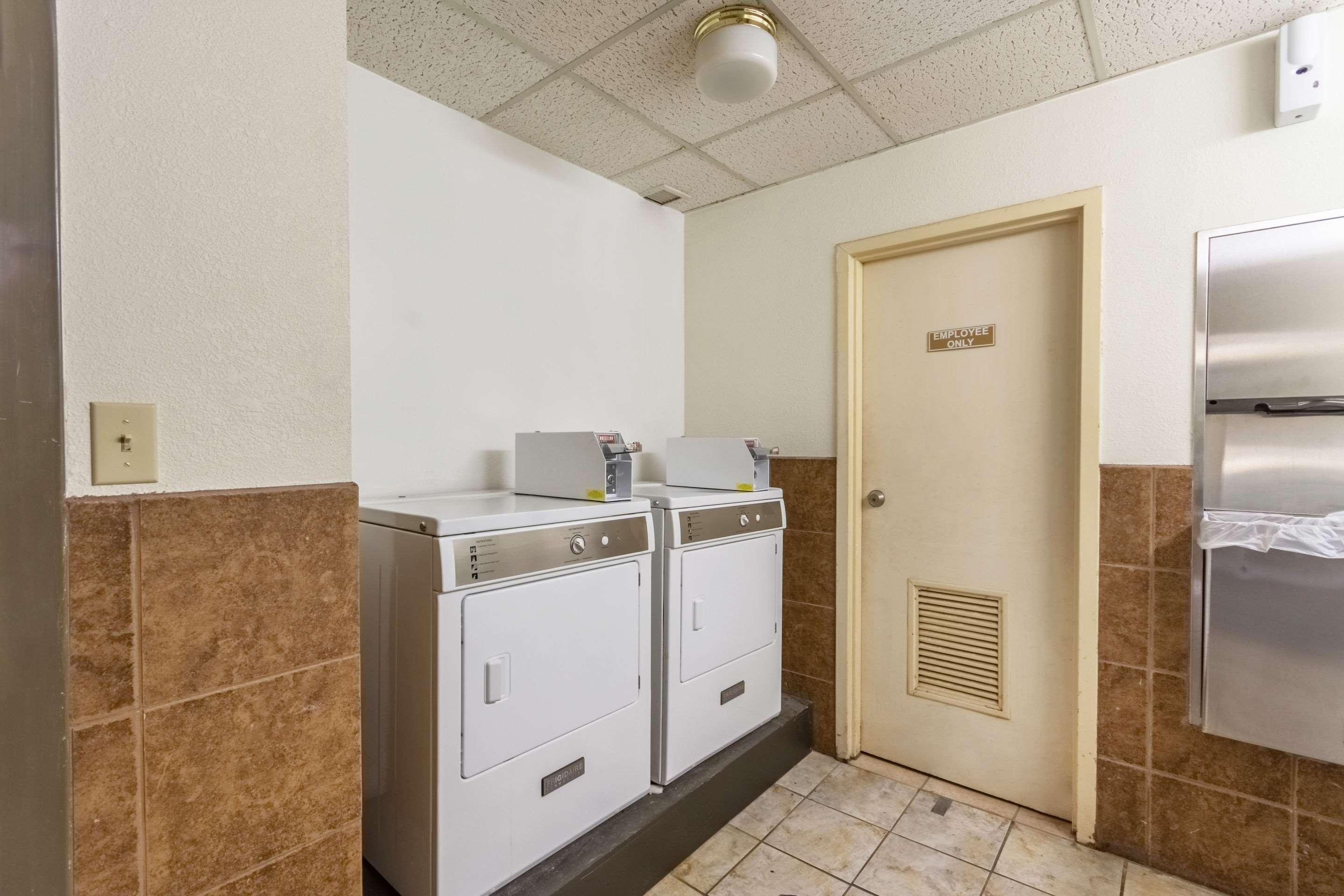 Coratel Plus Suites Wichita West Airport Eksteriør billede